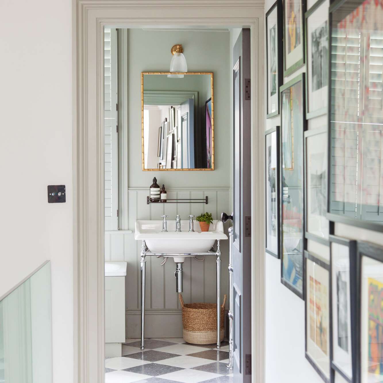 从走廊可以看到一间崭新的浴室