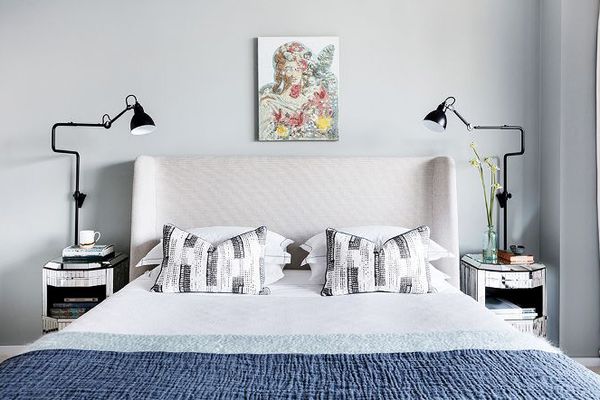 风水原则:一间卧室，床头柜和床头两侧的灯“class=