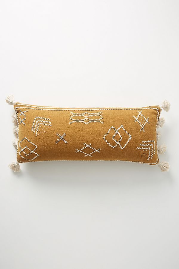 乔安娜盖恩斯的Anthropologie的绣枕萨迪在赭