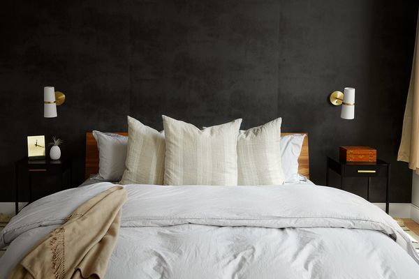 一间墙壁是黑色的卧室