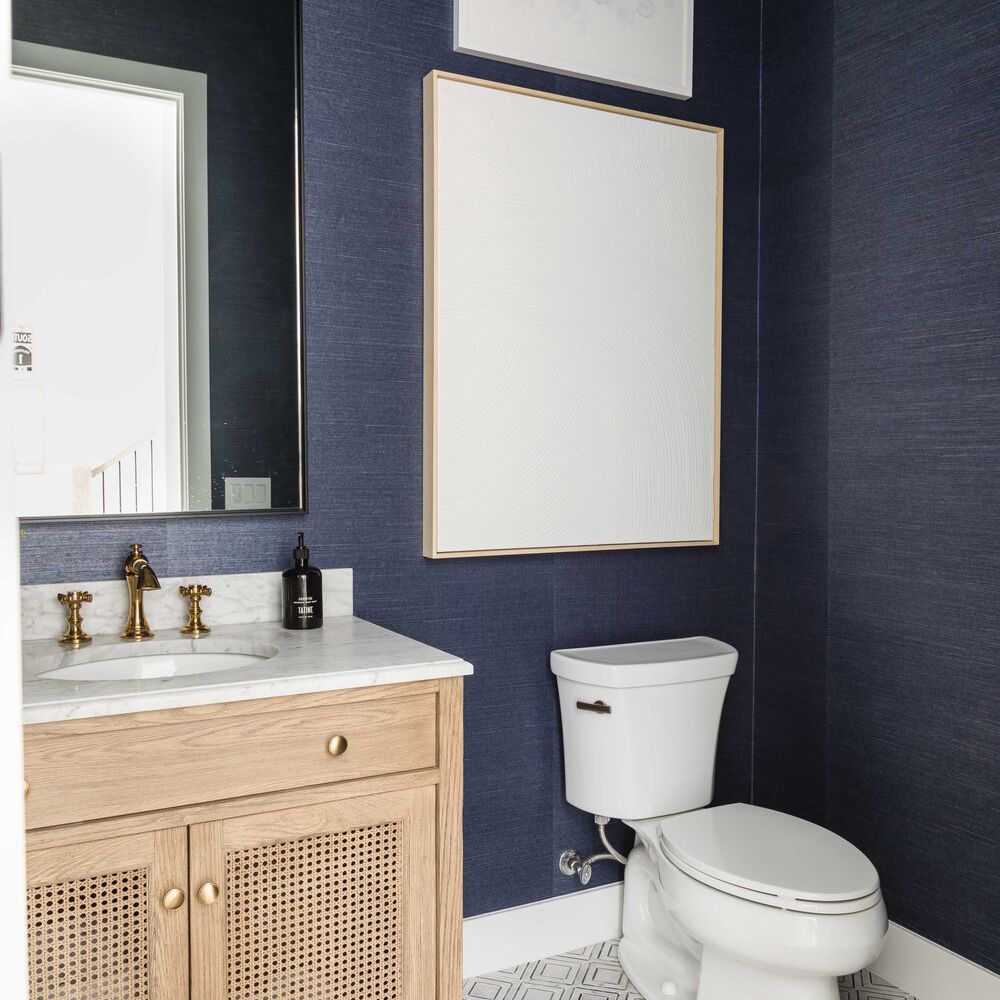 镶有靛蓝墙纸的浴室