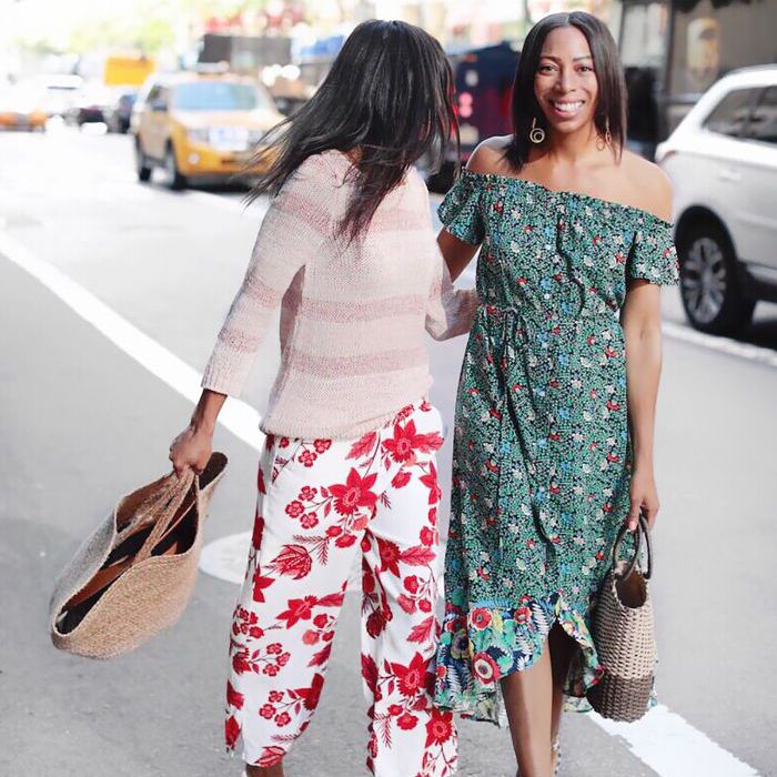 两个女人走在城市的街道上。