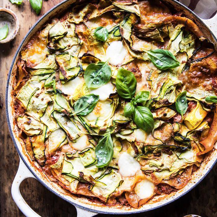 西葫芦和三奶酪烤宽面条周日的晚餐食谱