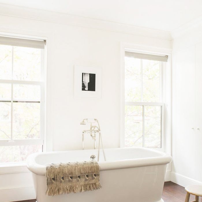 带有独立浴缸的极简主义浴室