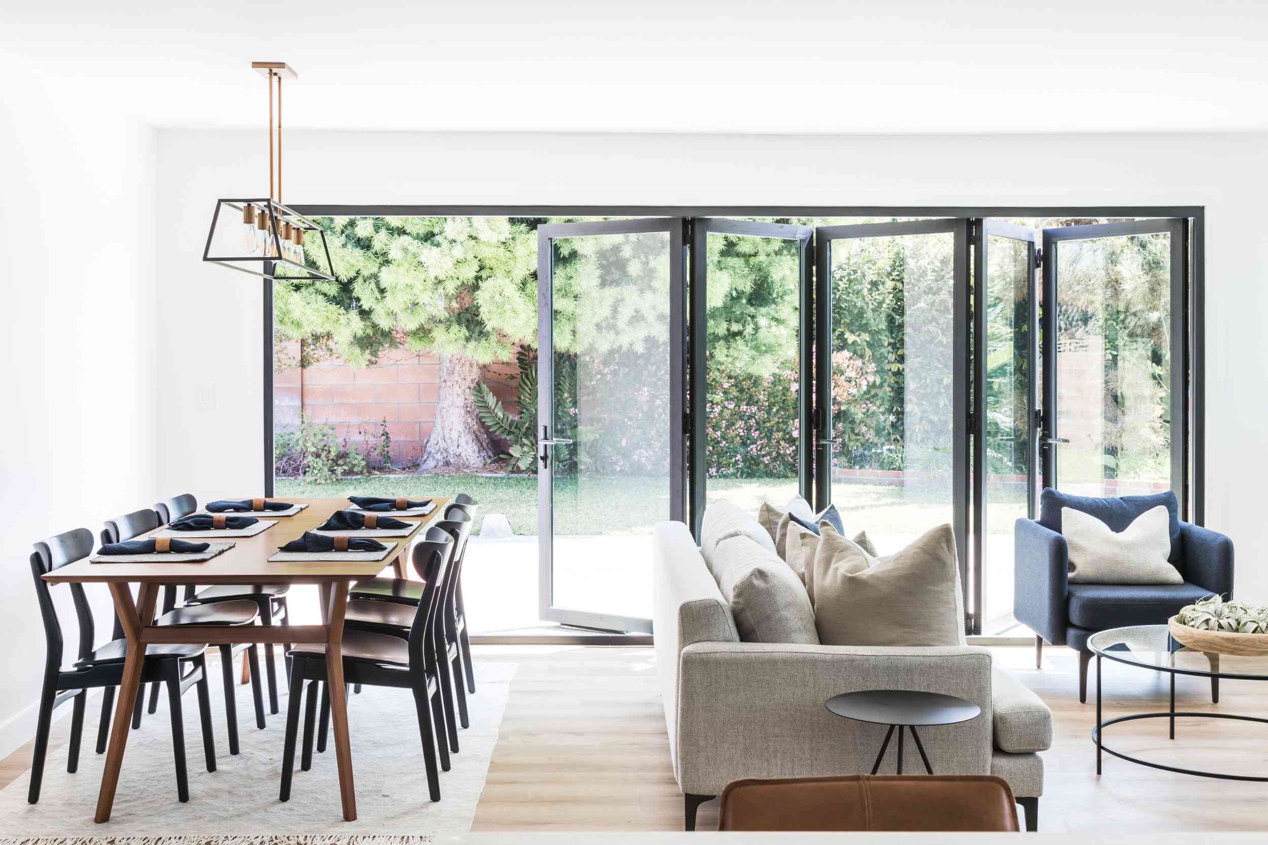 厨房桌子上铺着醒目的黑色餐巾