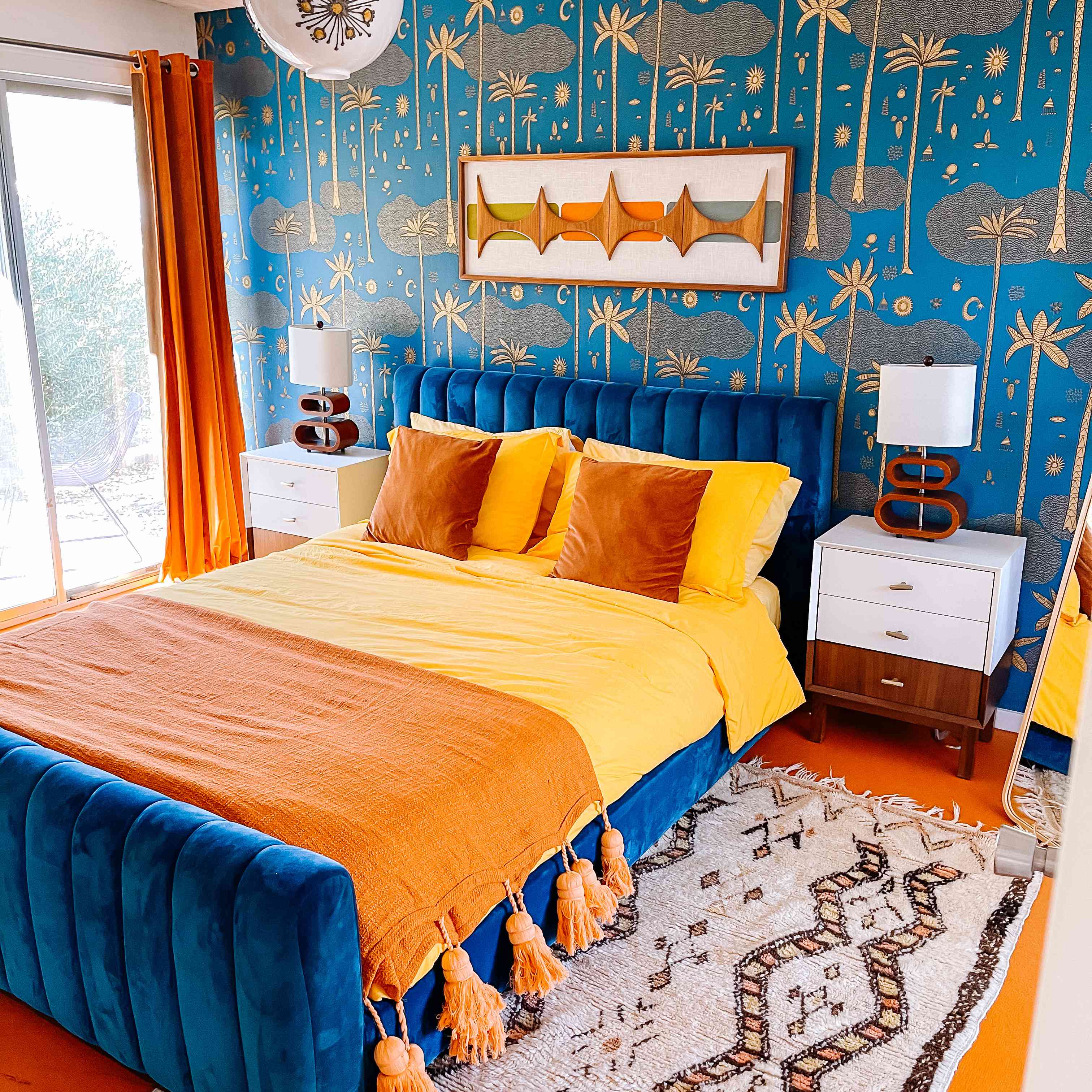 有天鹅绒垫板的蓝色卧室。