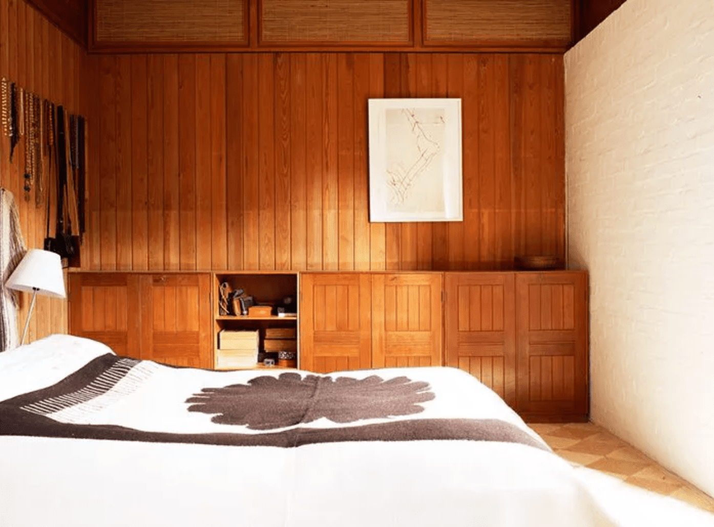 昏暗的灯光和木镶板墙的装饰卧室稀疏