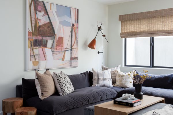 别致的客厅与灰色沙发。