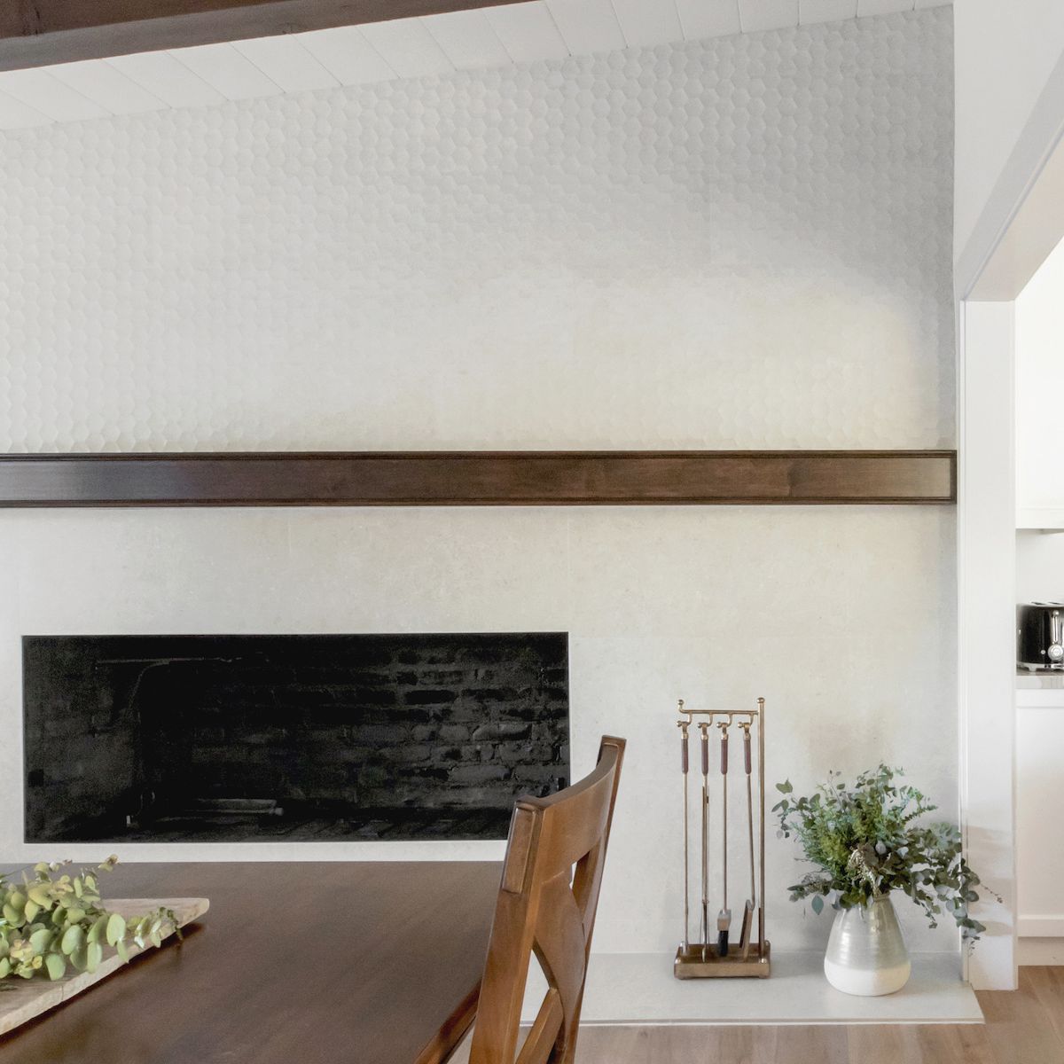 客房配有木镶板天花板