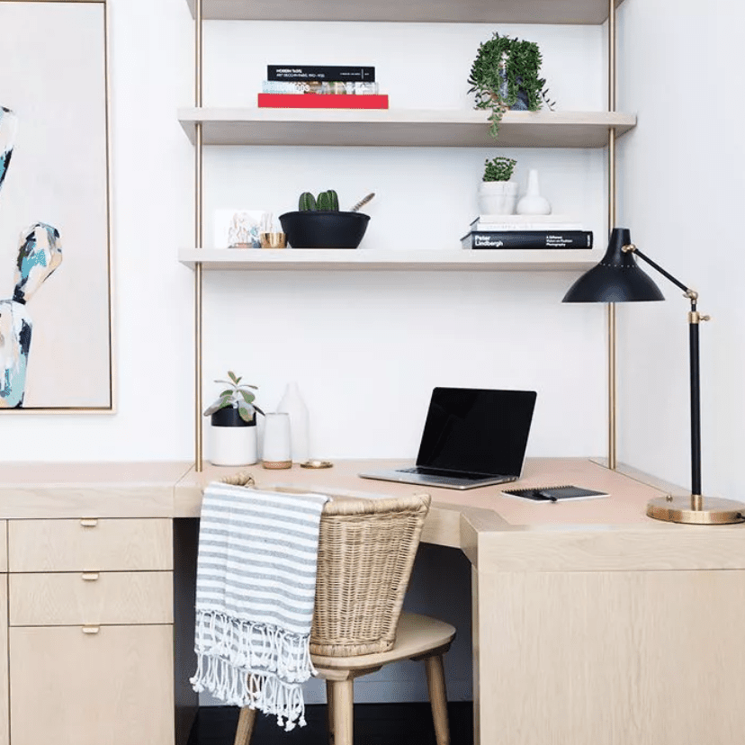 l型办公桌和台灯的办公室