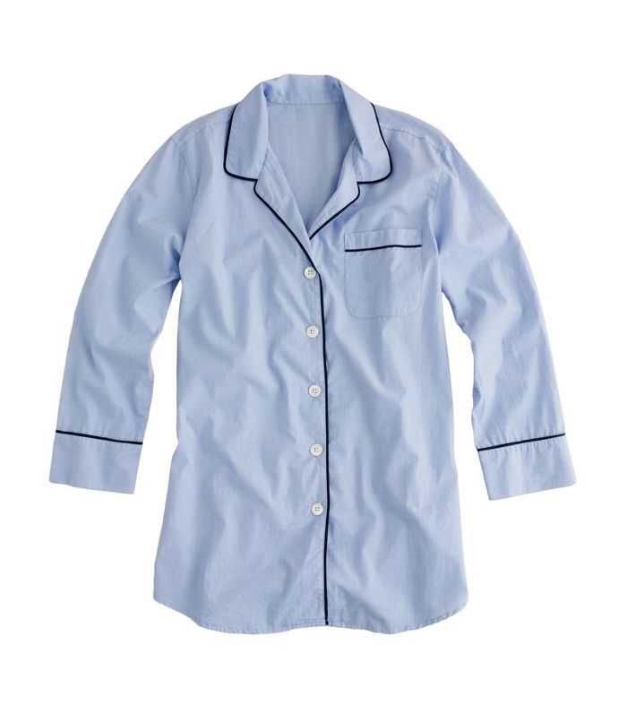 女性的J。船员们穿着一件连着一件的睡觉衬衫