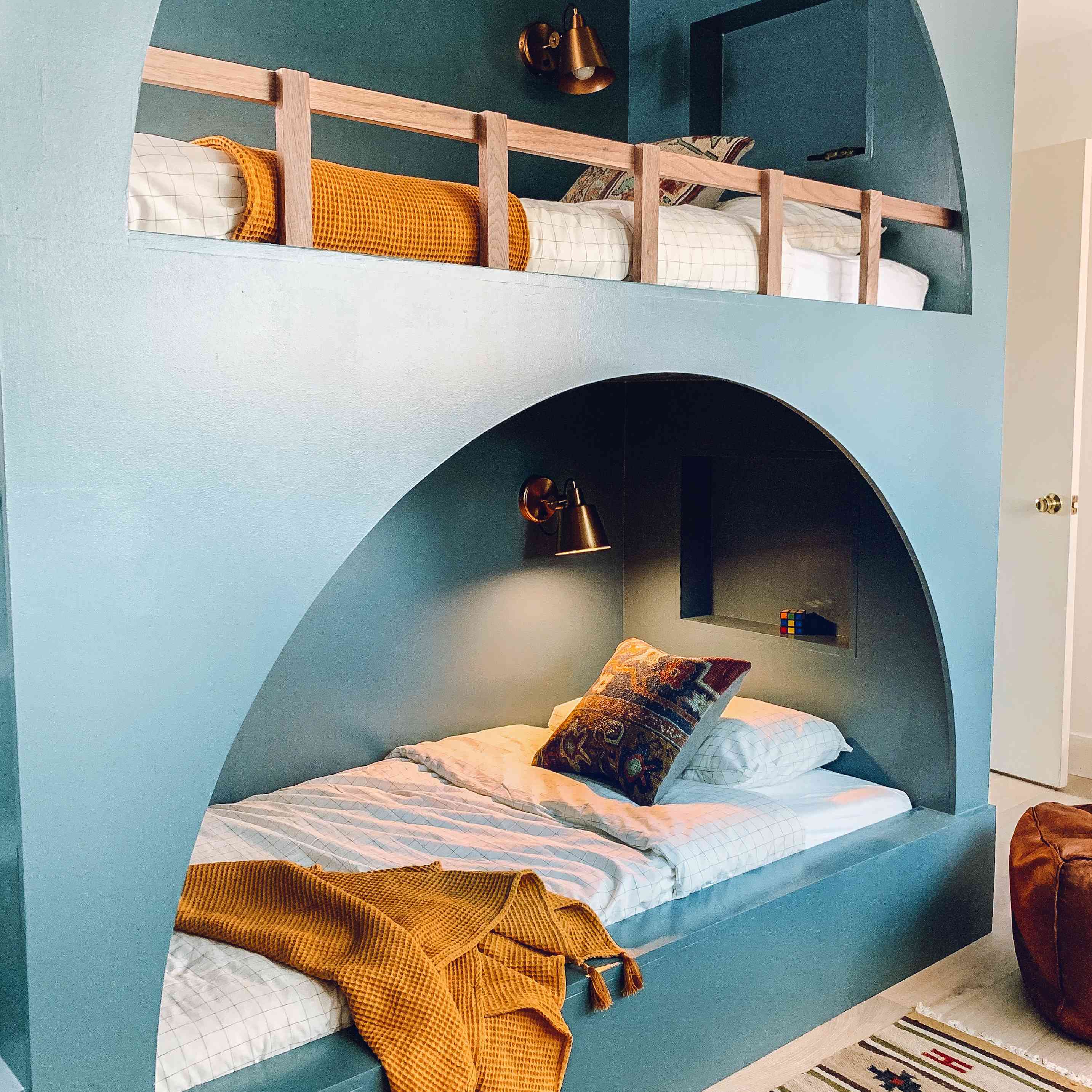 双层床漆成蓝绿色。