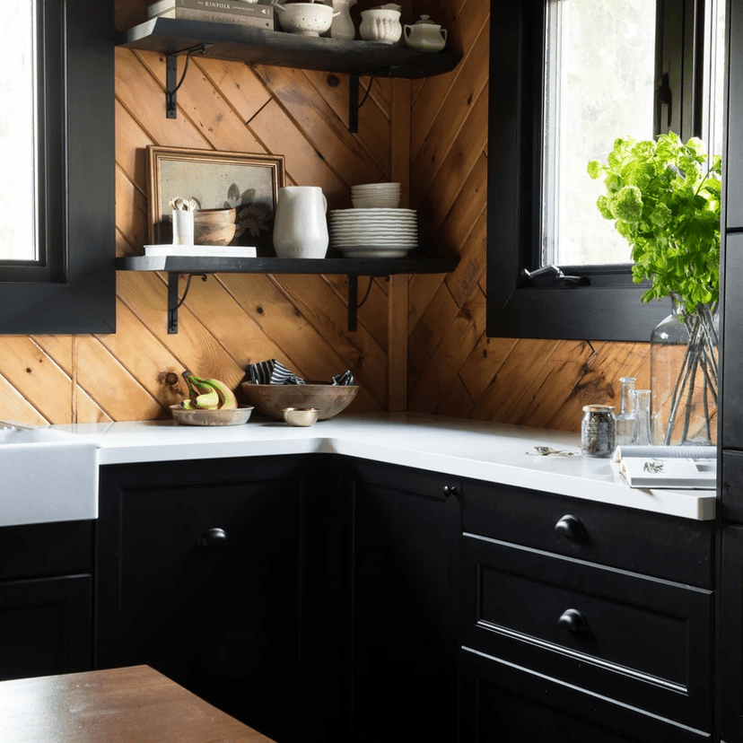 黑色的厨房，墙上有木纹