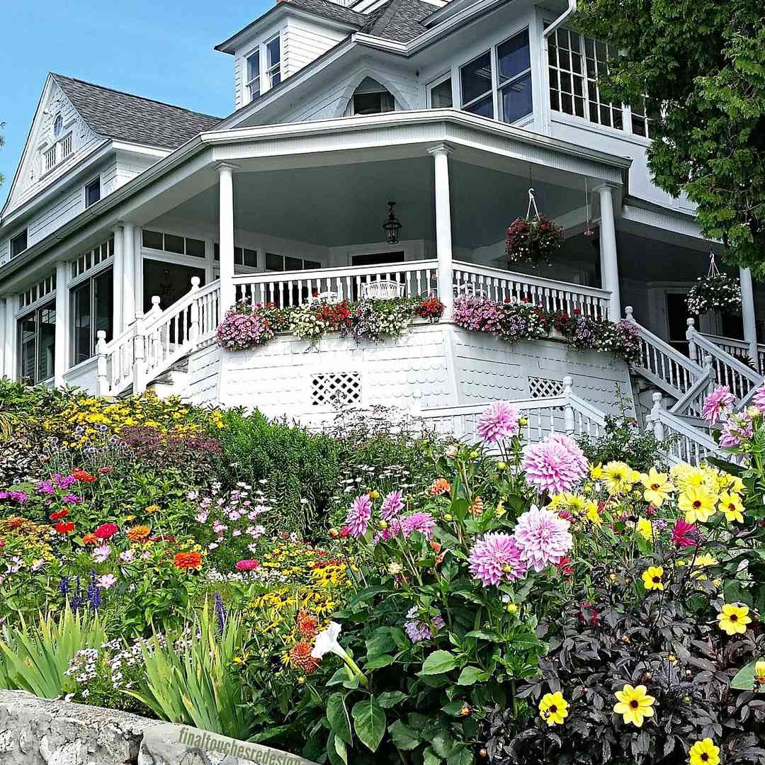 有许多的经典楠塔基特房子在外部。