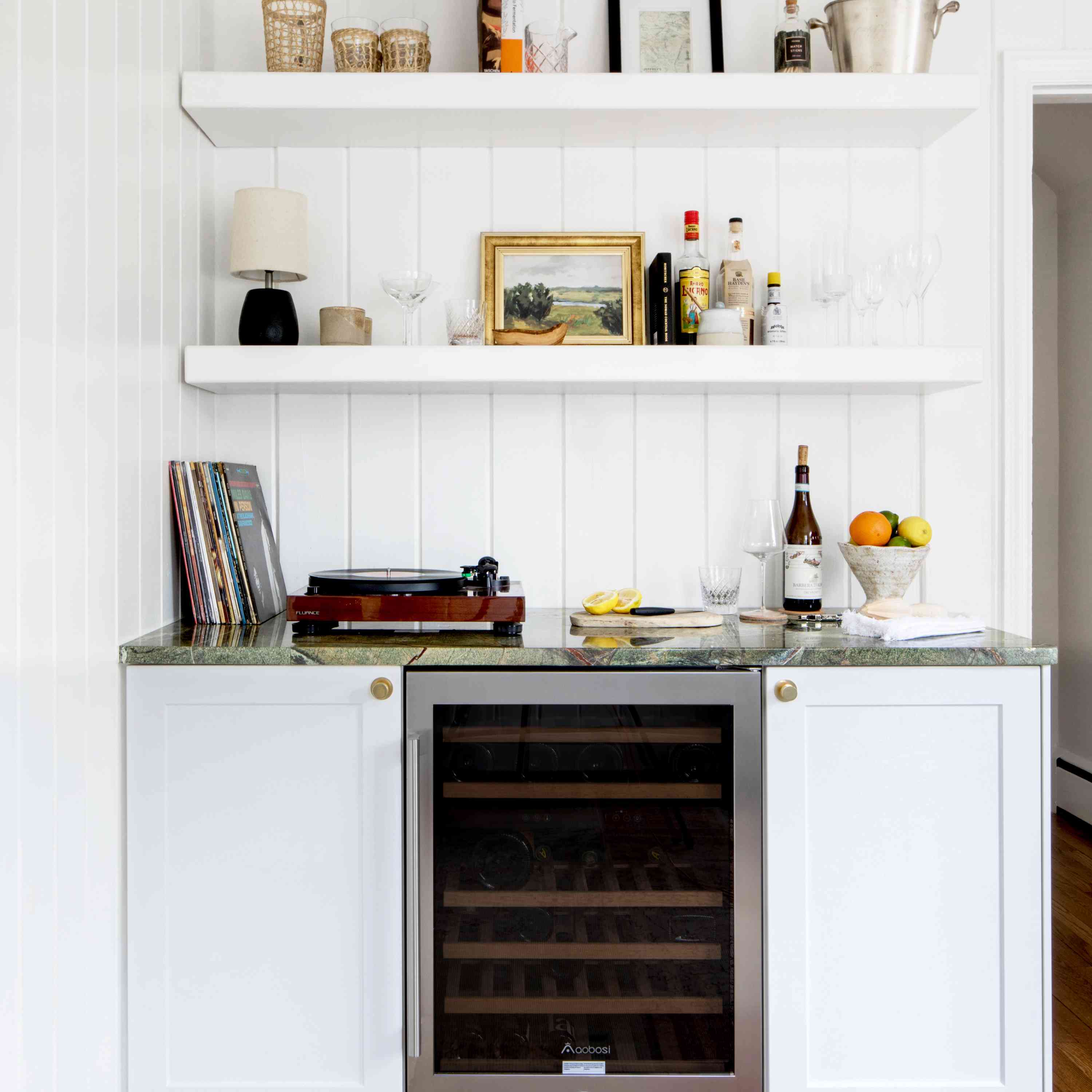 带搁架的家酒吧区。