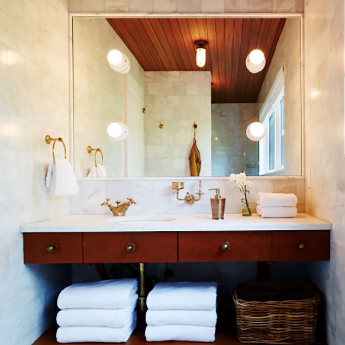 如何照亮黑暗的房间里有镜子