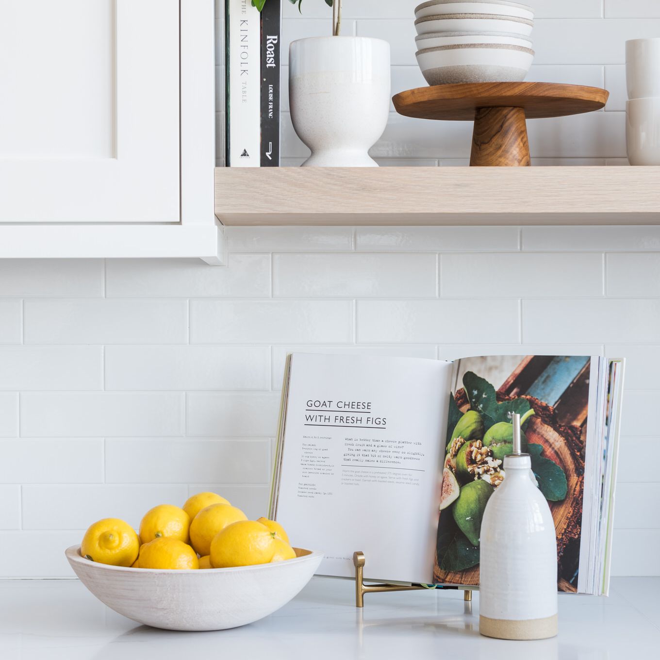 白色厨房柜台与小植物。