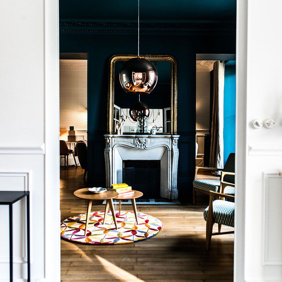 深蓝色的房间里有一座白色华丽的大理石壁炉