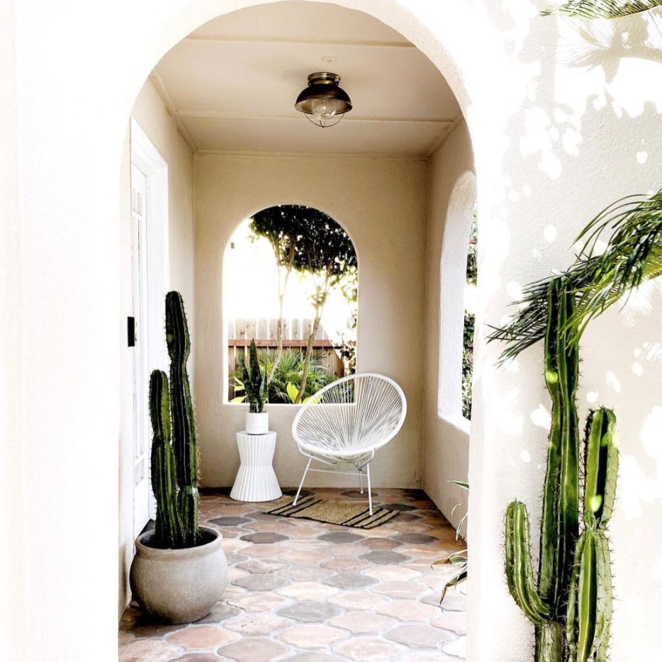 带椅子的小屋和海边走道