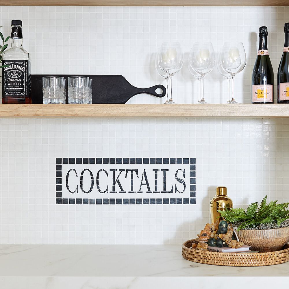 用“鸡尾酒”一词的马赛克瓷砖背板