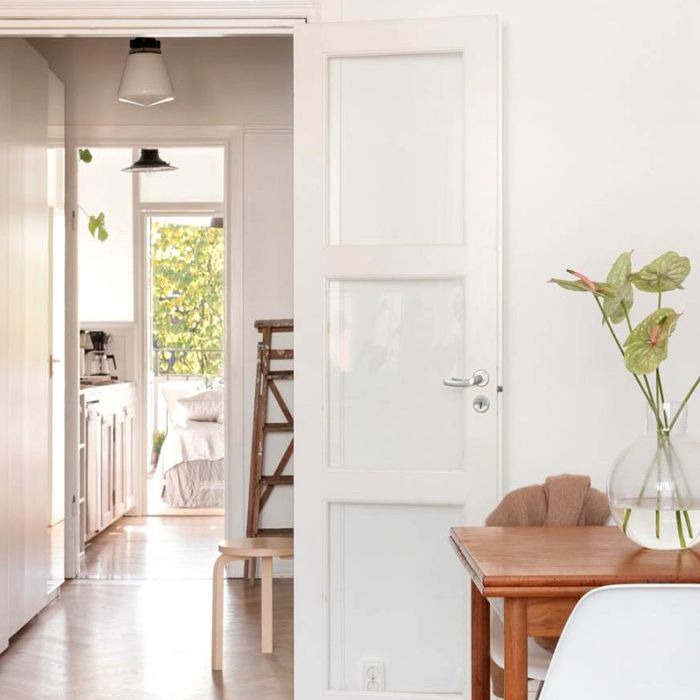 与人字形图案的木地板厨房