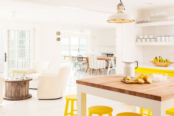 黄色和白色的厨房