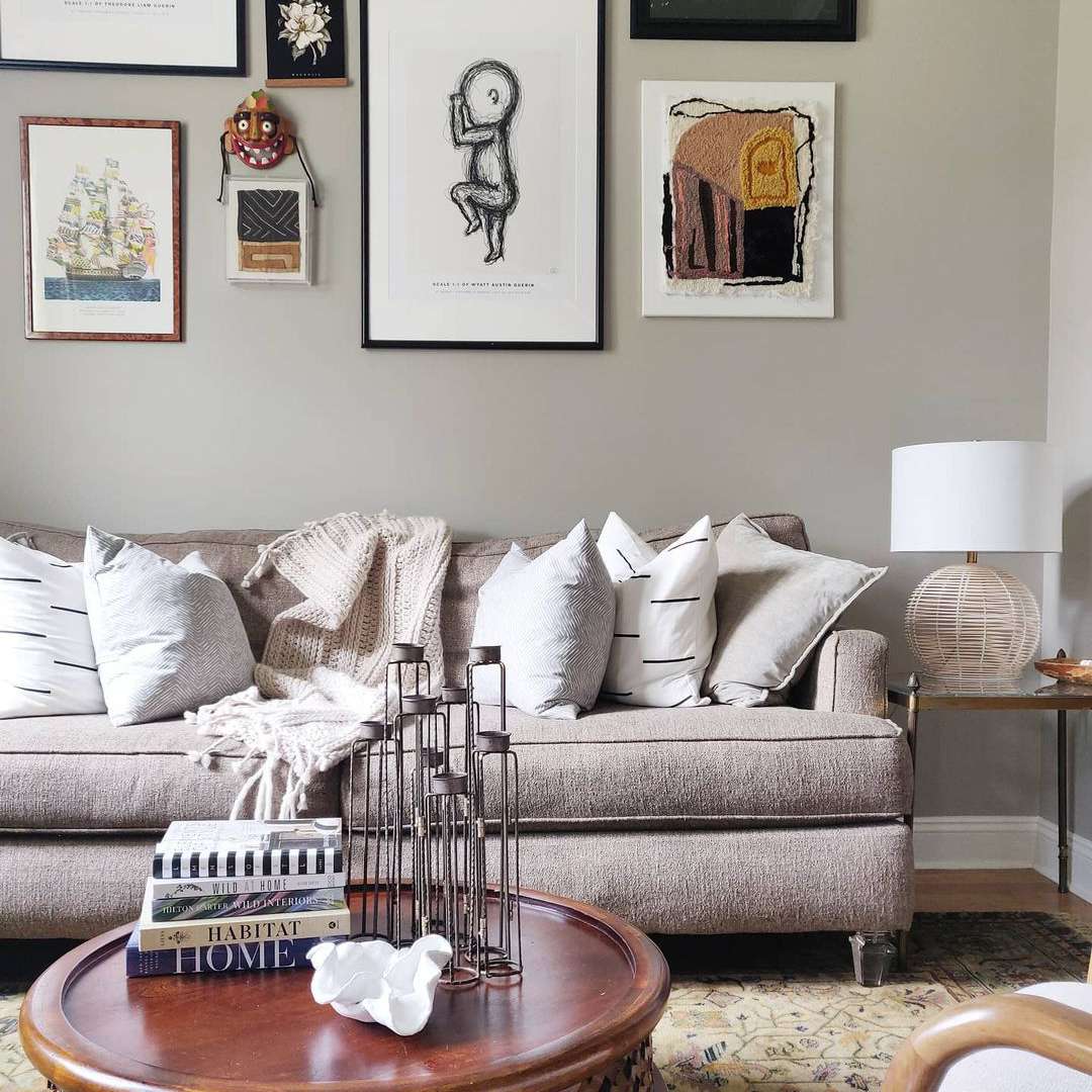 有艺术品的Taupe口音墙壁。