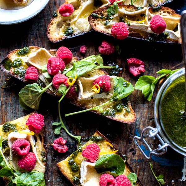 配菜:带罗勒的草莓和布里干酪