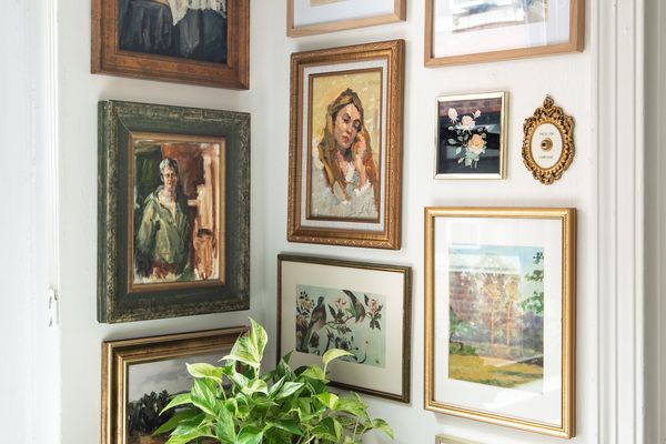 墙角有植物和复古画廊墙。