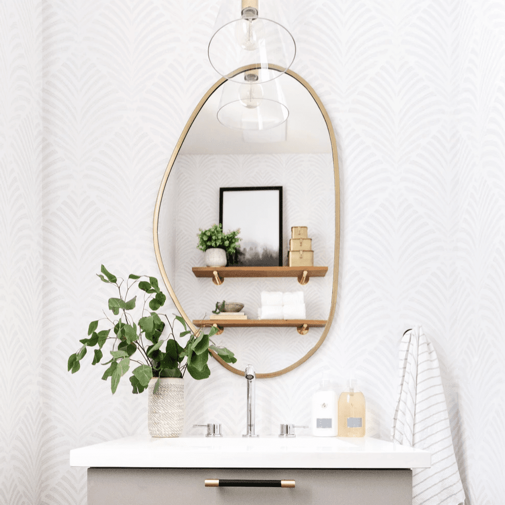 有一面有趣的镜子和纹理墙纸的化妆室