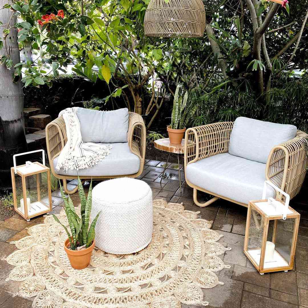 小露台上挂着吊坠