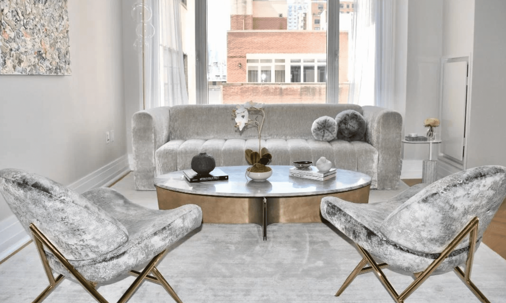 带绒毛窗帘的客厅