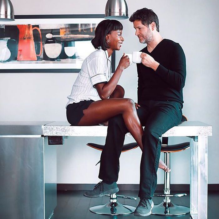 具有咖啡夫妇与腿交织“class=