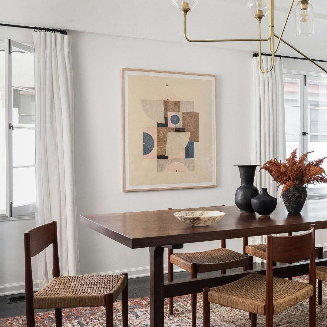 木餐桌在房间里