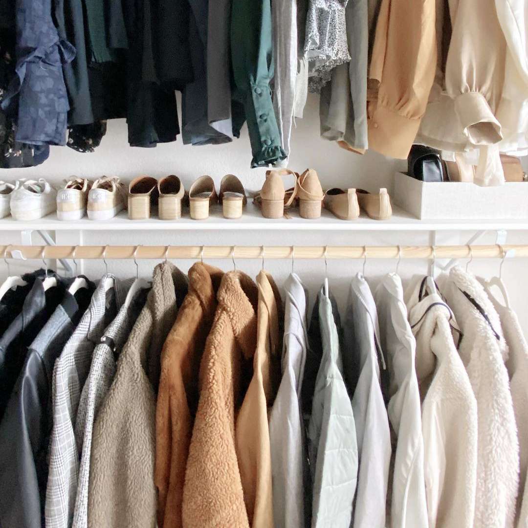 用中性衣物组织衣柜。