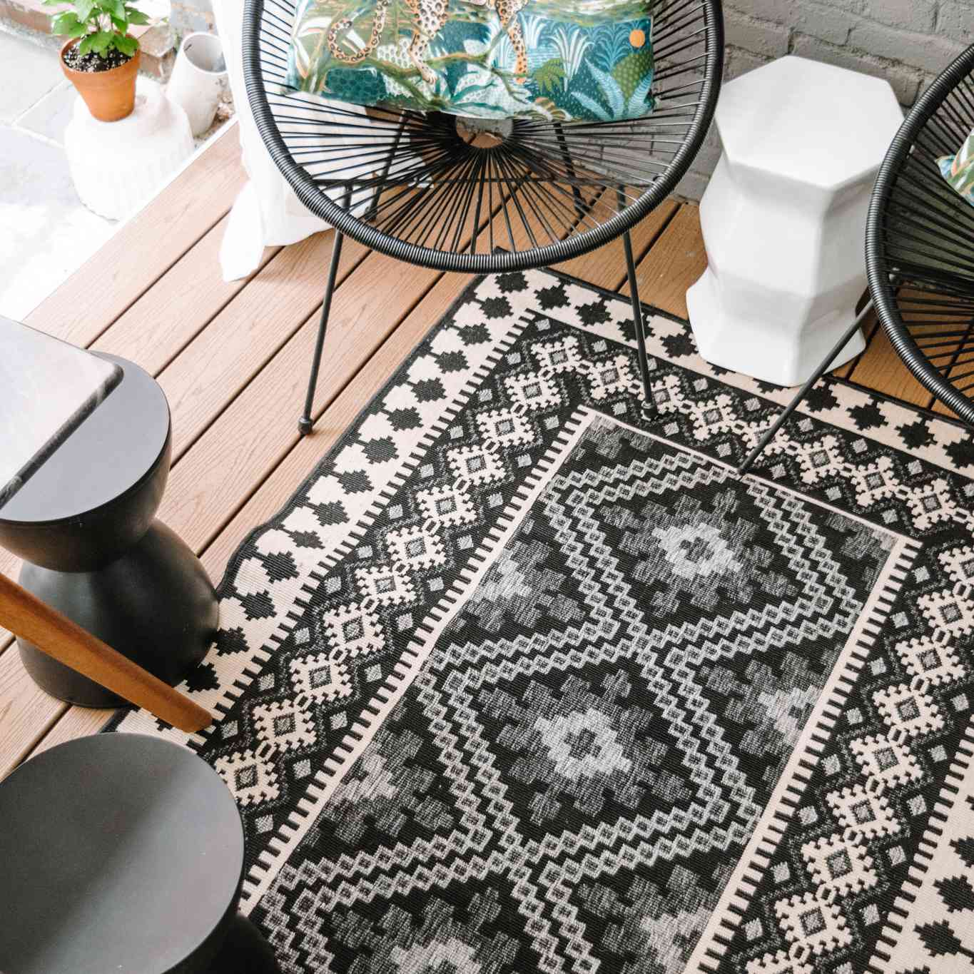 在黑色和米色的印刷室外地毯。