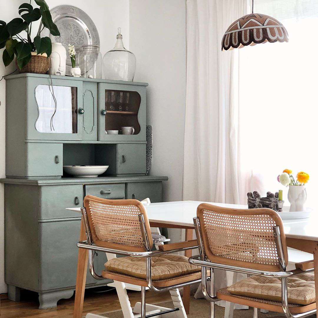 餐厅，复古餐具柜漆成鼠尾草绿色。