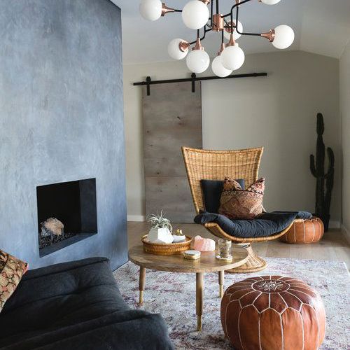 客厅地毯，皮革坐垫和壁炉