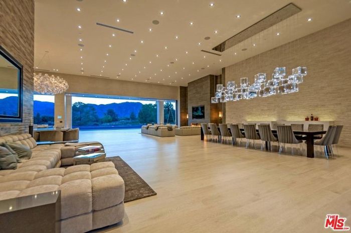 克里斯·卡戴珊的中性棕榈泉客厅。