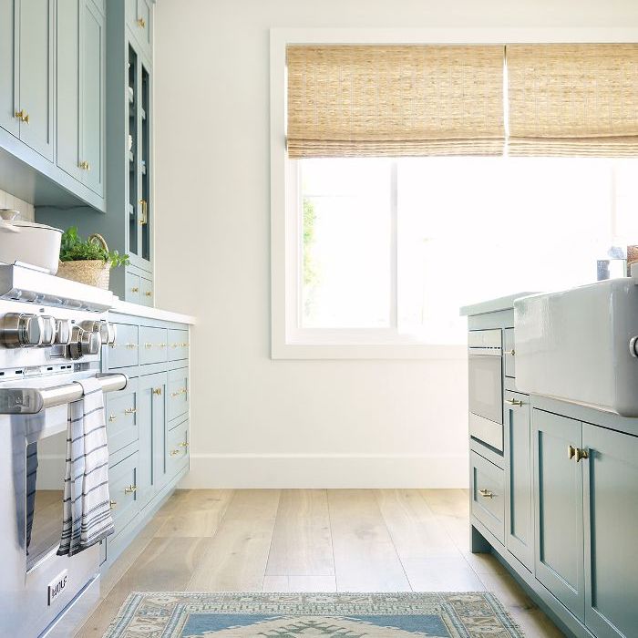 蓝色的橱柜和kilim地毯