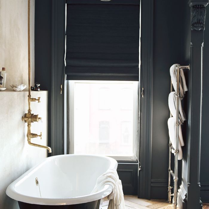 带爪形浴缸的浴室