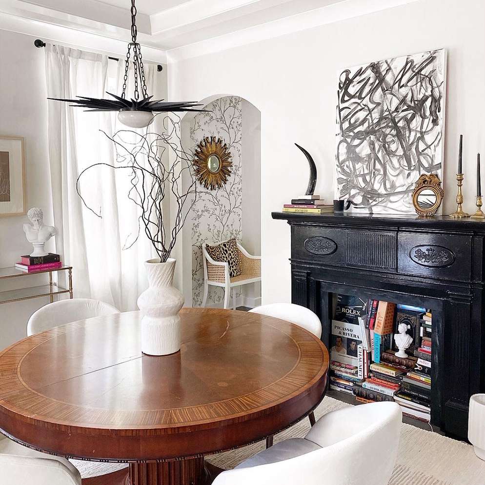 黑色壁炉充满了书