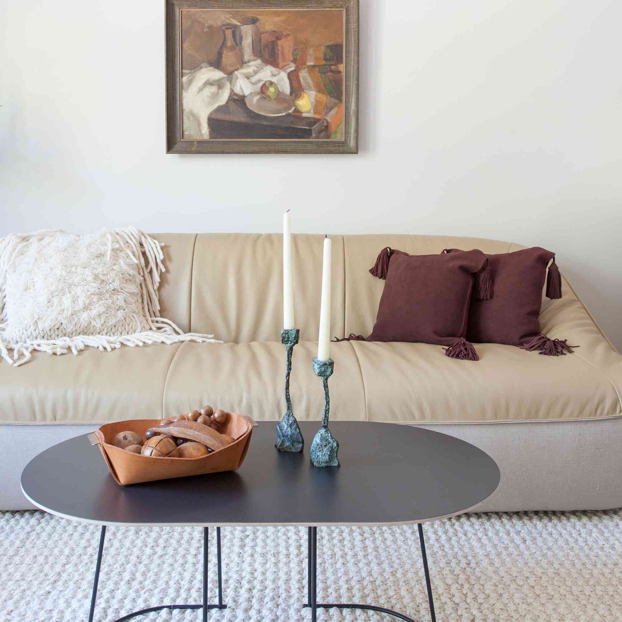 客厅里棕色和奶油色的沙发