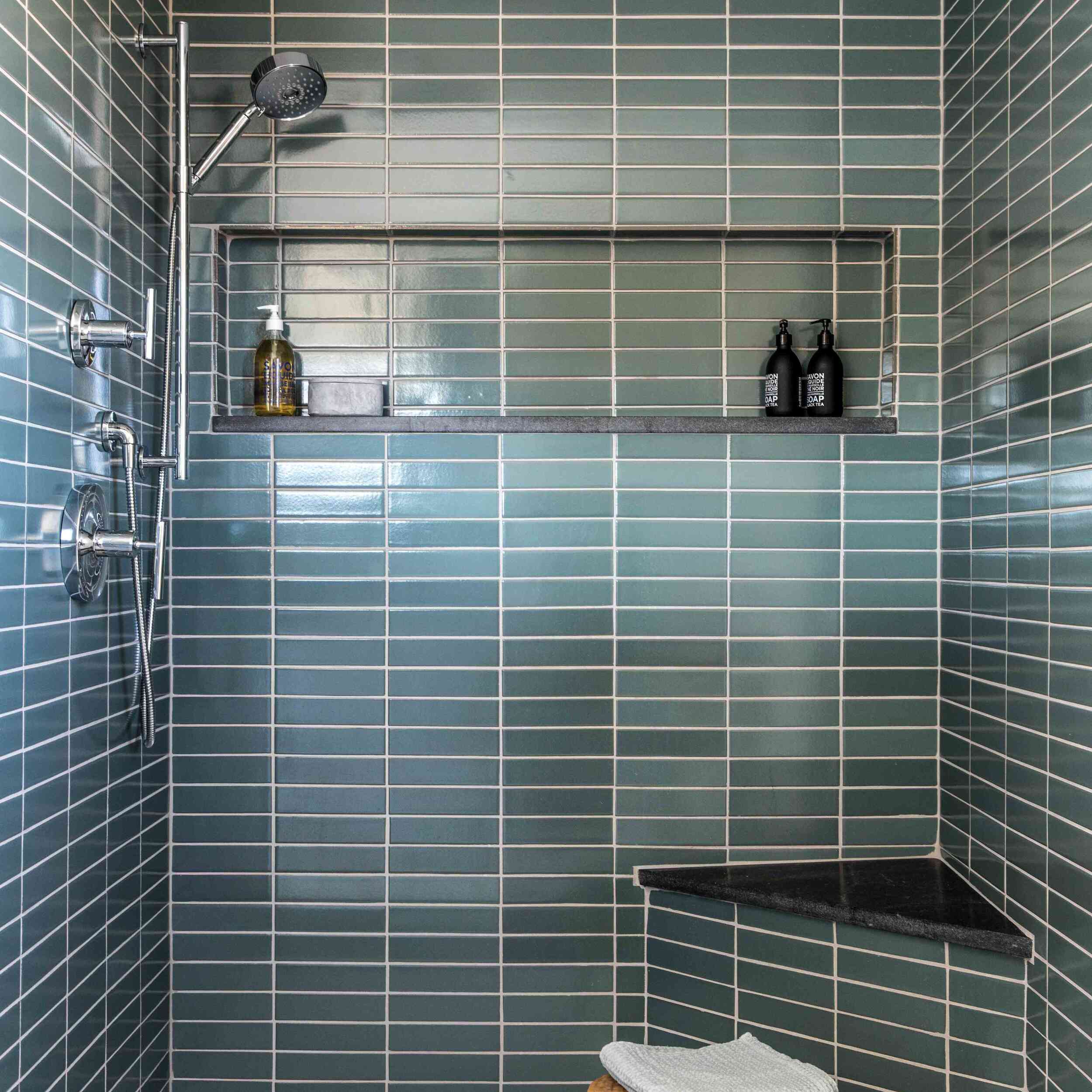 淋浴着林林瓷砖