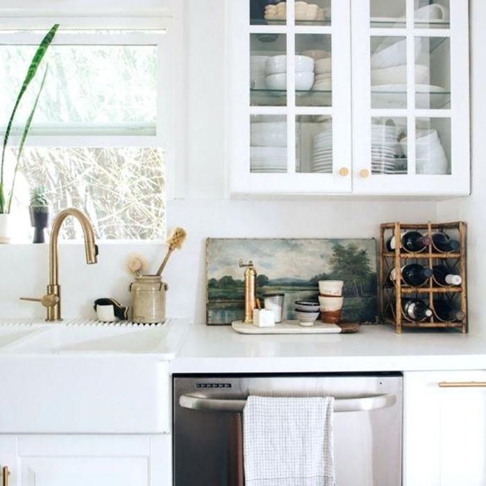 白色的厨房里的错误