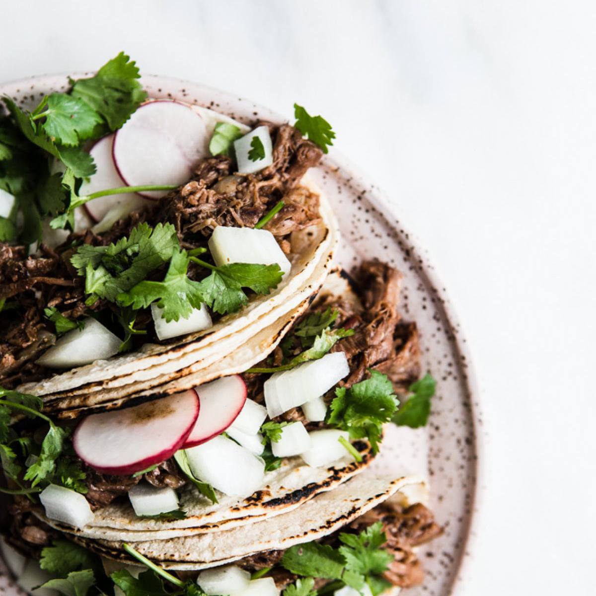慢炖锅Barbacoa牛肉玉米饼，碎牛肉食谱