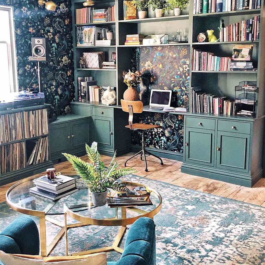 与书架的办公室