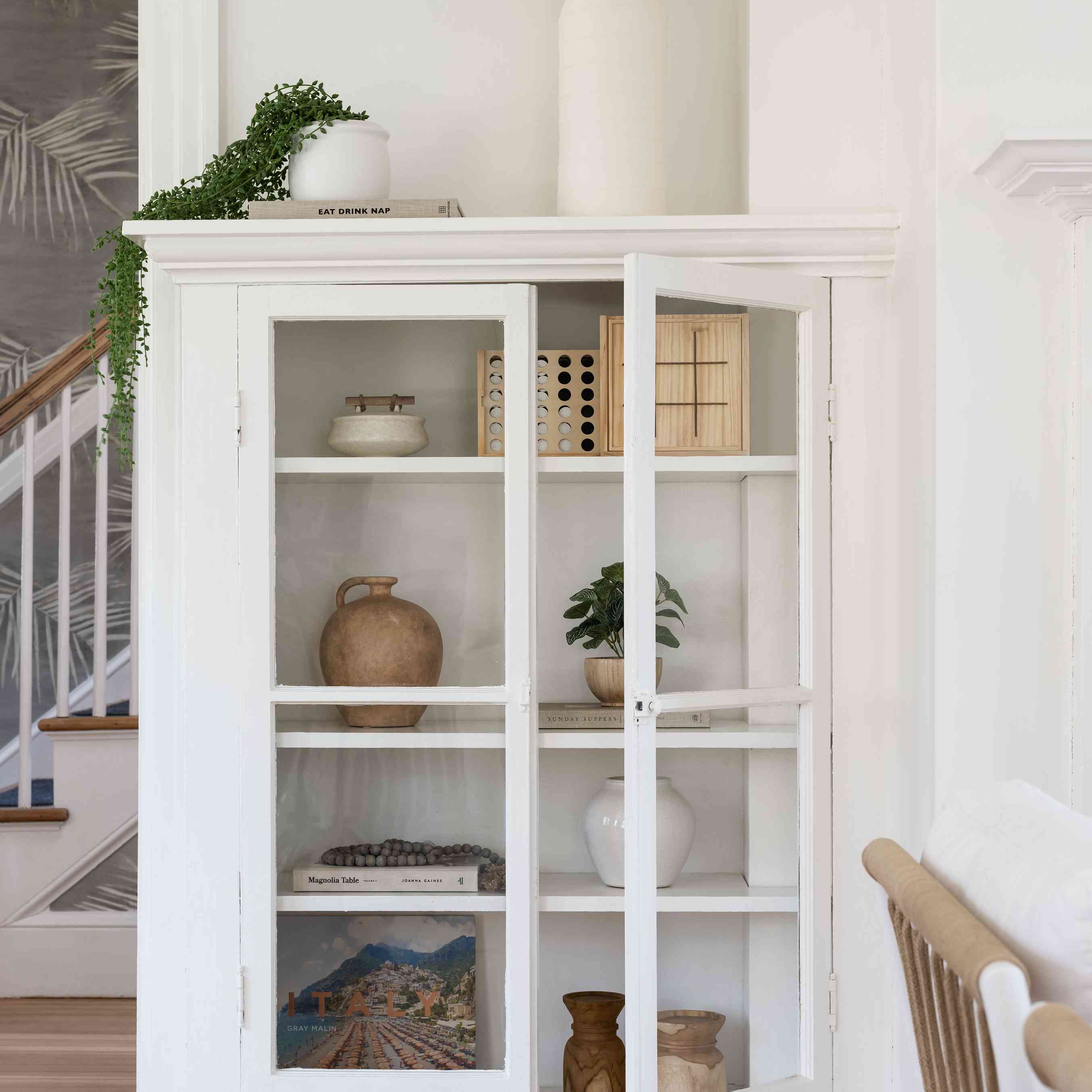 纽波特海滩别墅客厅内阁带玻璃门“class=