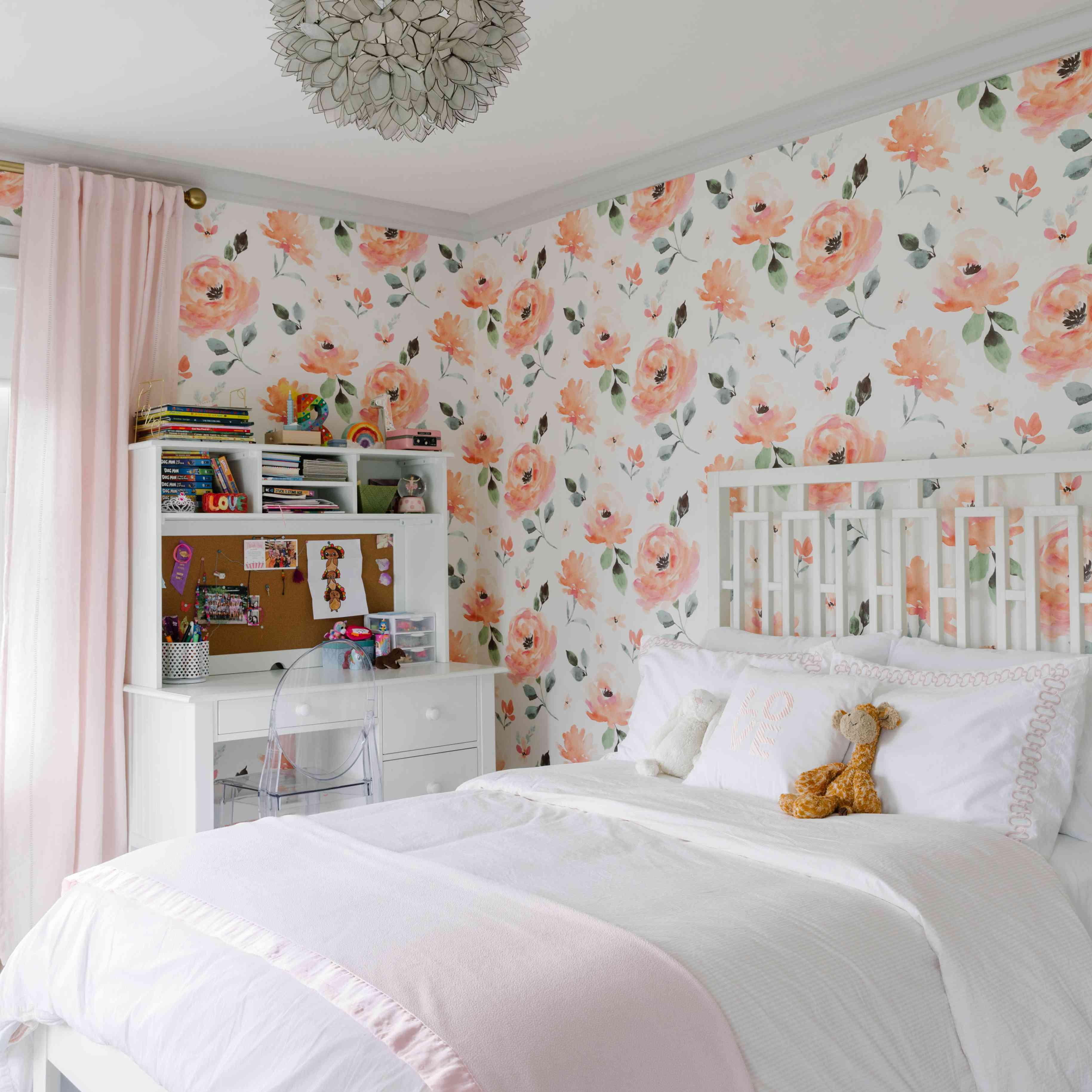 女孩的卧室，有鲜艳的花墙纸。