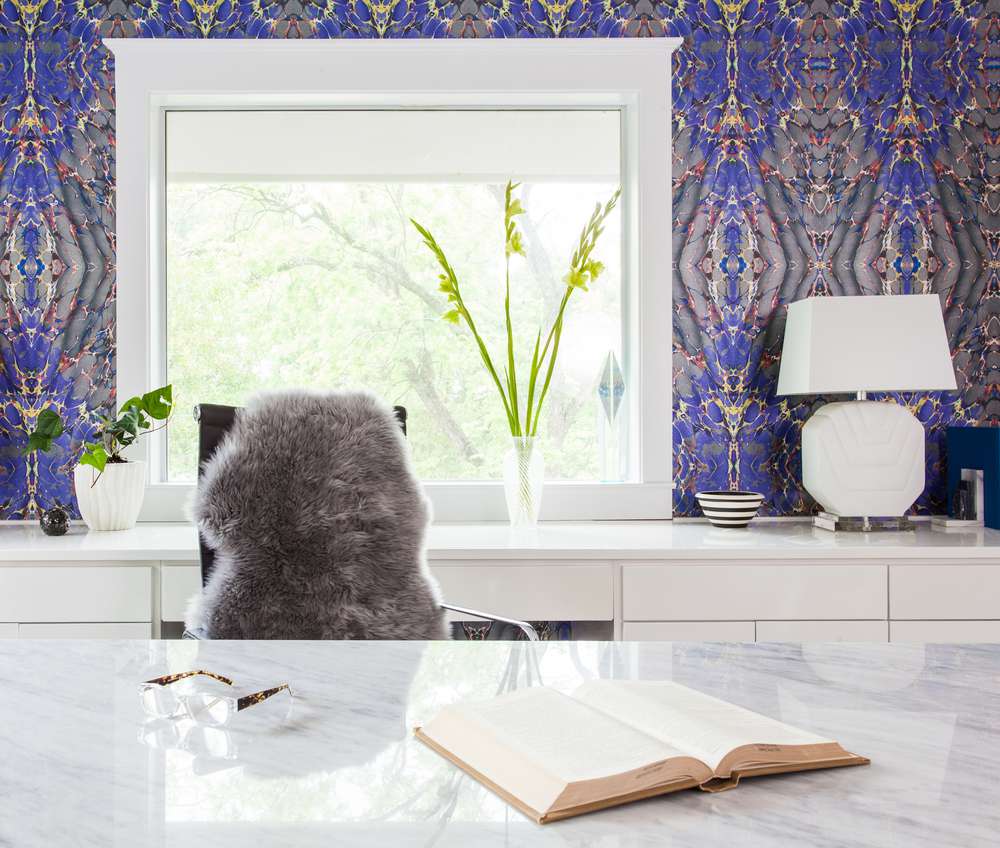 现代家庭办公室用紫色和银色rorschach墨水壁纸